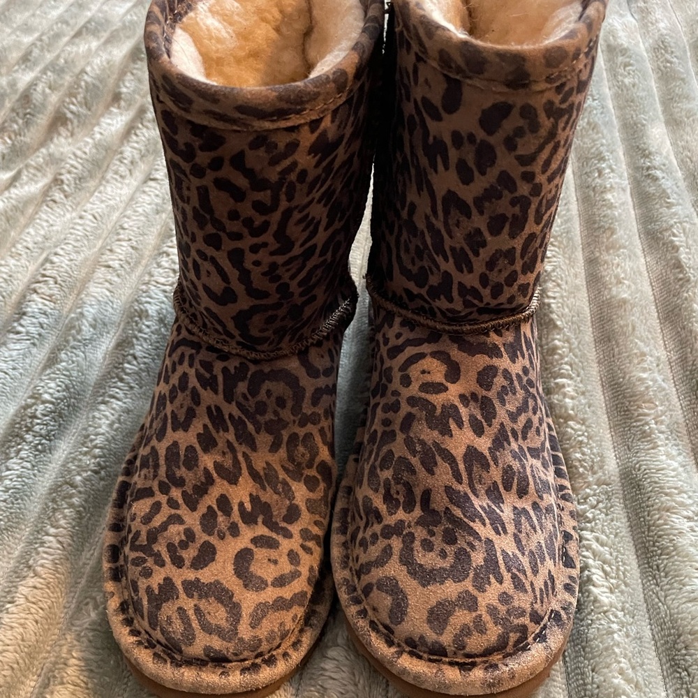 Girls Size 2 Leopard Bearpaw boots